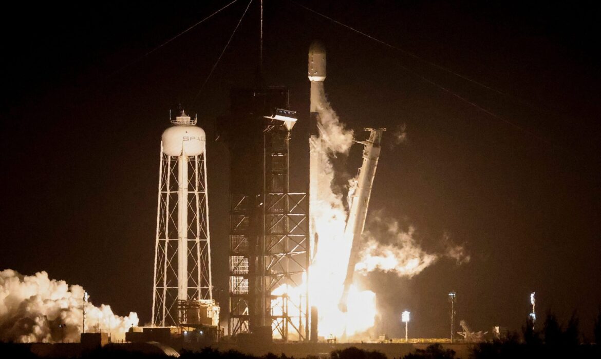 Com apoio da Nasa, SpaceX lança sonda lunar de empresa privada