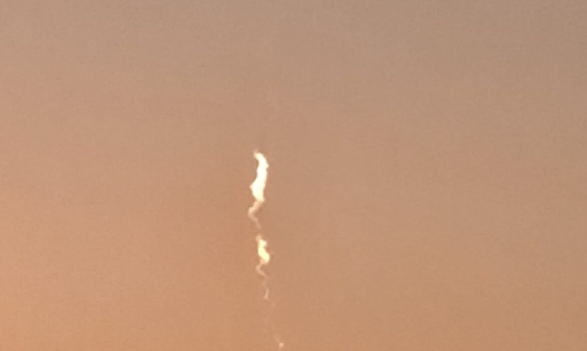 Luz intensa e rastro de fumaça; meteorito explode no céu de Portugal