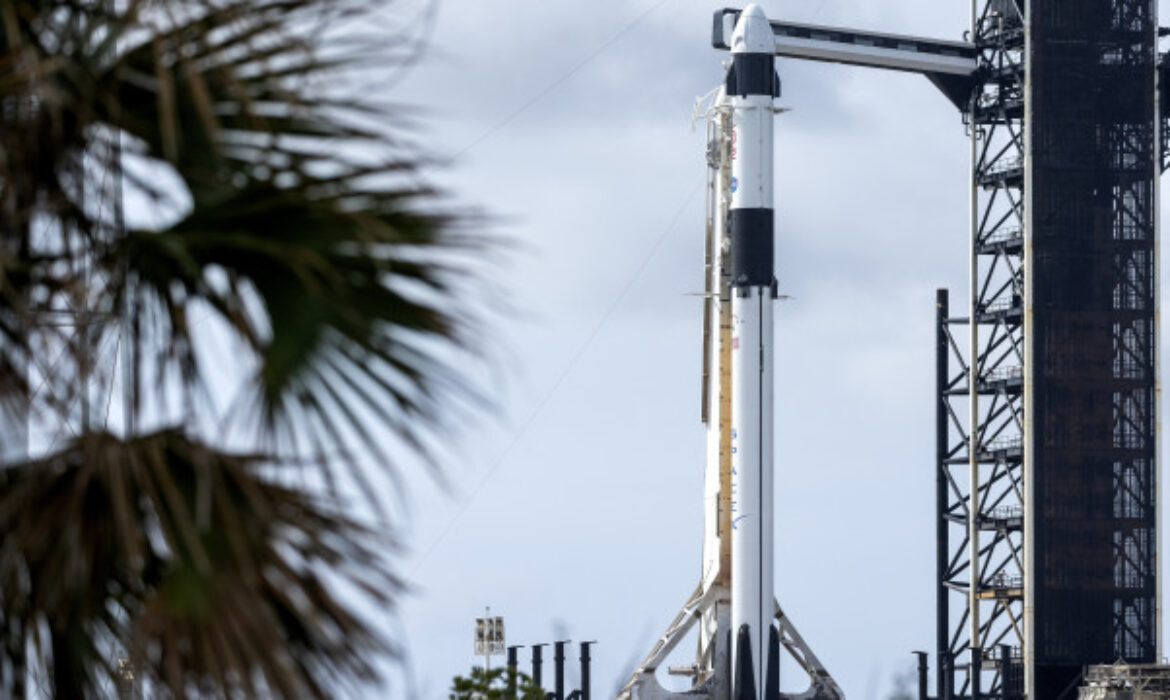 SpaceX e NASA lançam foguete com astronautas para missão histórica