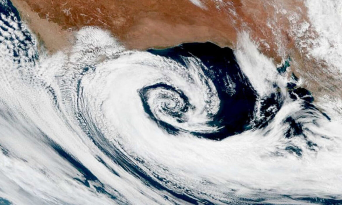 Veja imagens incríveis de tempestades vistas do espaço