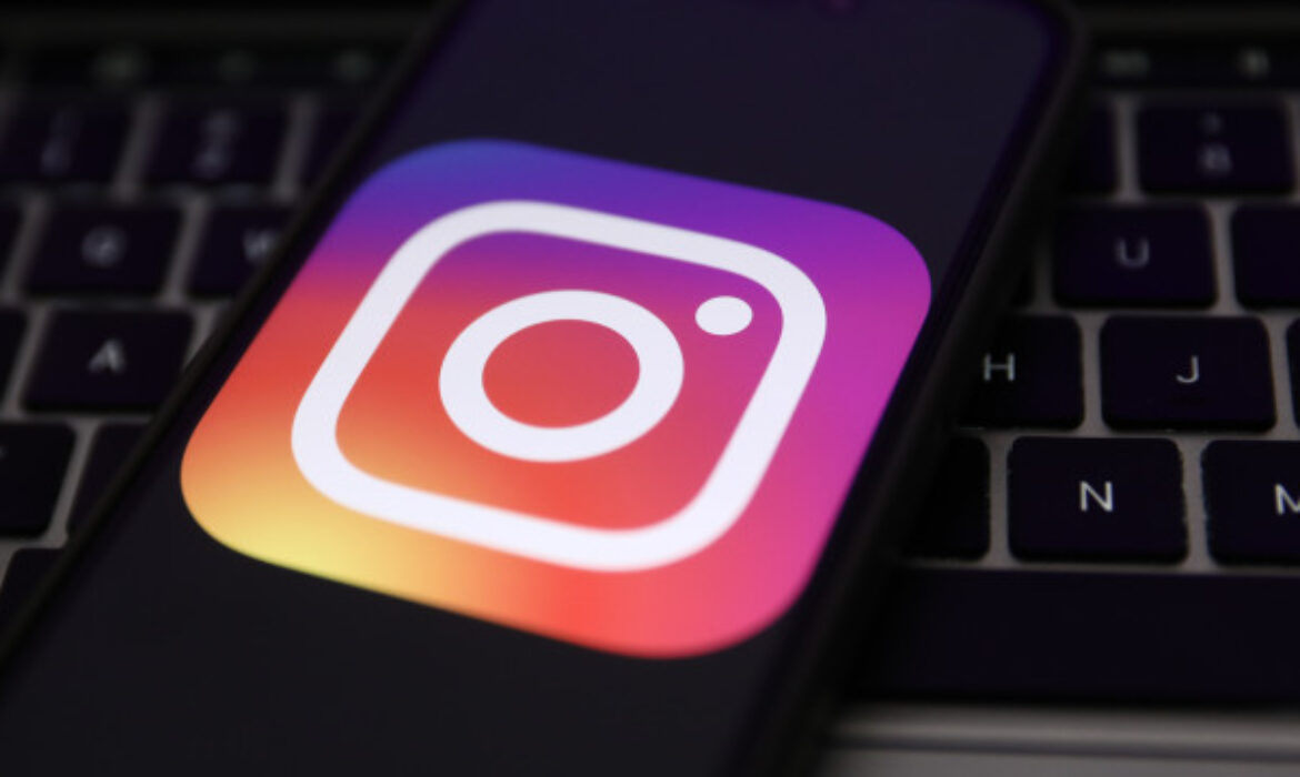 Usuários relatam falhas no Instagram com contas desconectadas