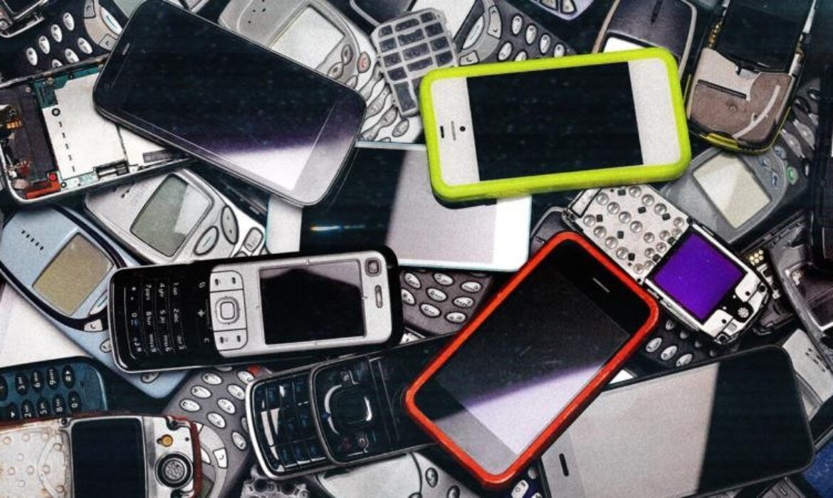 As pessoas que querem ter celulares menos inteligentes – e por que empresas não querem mais fabricá-los