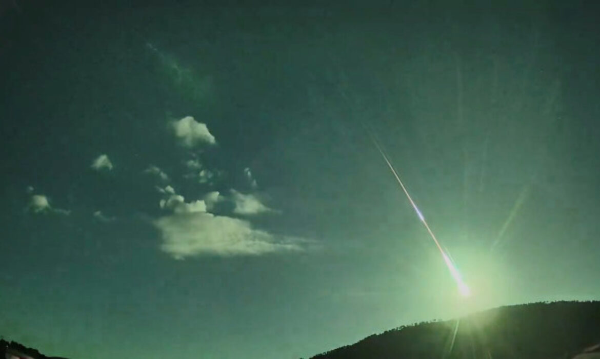Saiba o que a cor diz sobre o meteoro que iluminou os céus de Portugal